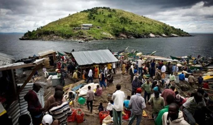 Migingo: The Most Densely Populated Island in the World (10 Photos)