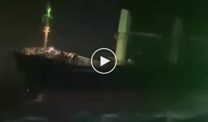Момент зіткнення суден в акваторії Керченської протоки під час шторму (мат)