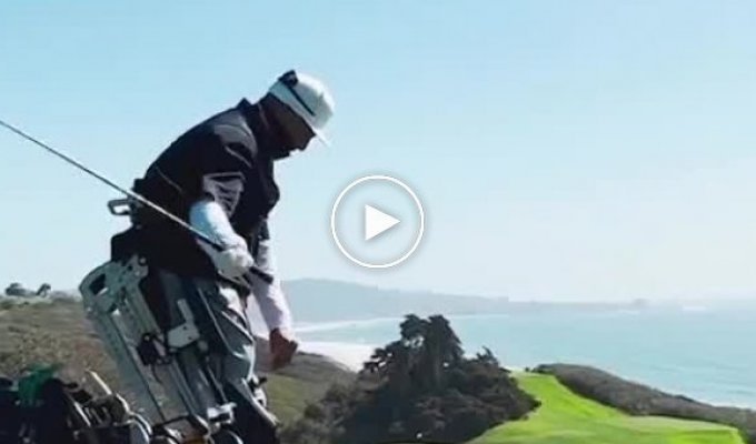 Мужчина после страшной аварии снова стал играть в гольф