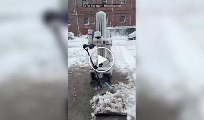 Робот расчищает снег на улице в США