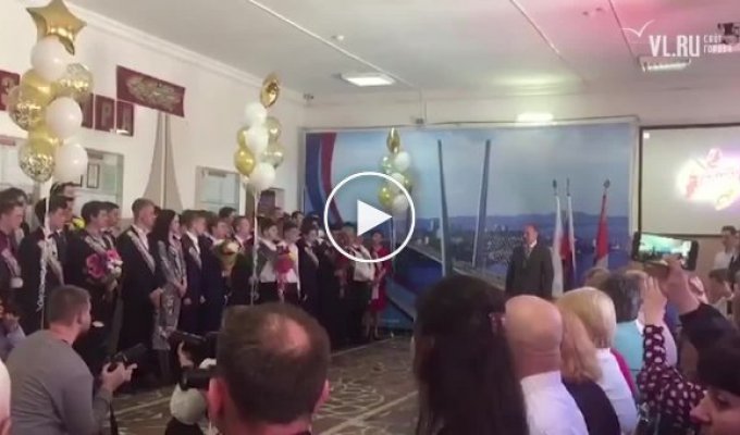Мэр Владивостока Олег Гуменюк пообещал проводить выпускников в последний путь