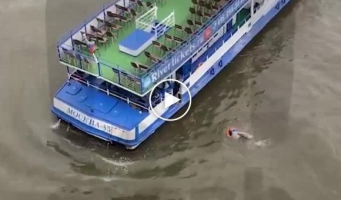 На Москве-реке с прогулочного теплохода заметили и спасли тонущего человека