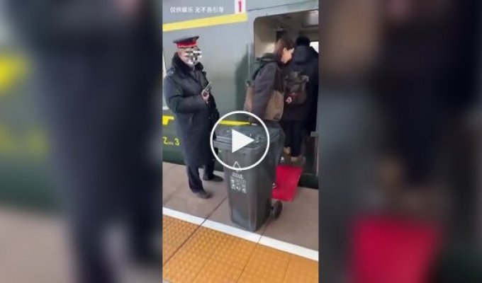 Students in China use trash containers instead of suitcases