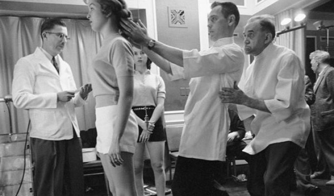 Конкурс 'Мисс правильная осанка' 1956 года (6 фото)
