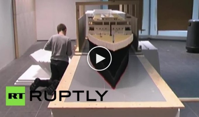 Мальчик-аутист собрал самую большую в мире модель Титаника из Лего