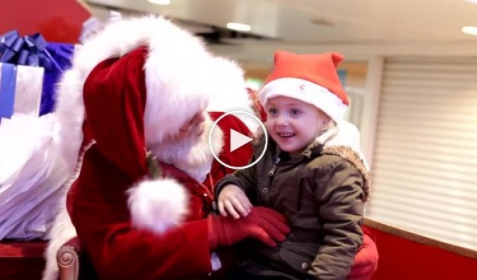 Эта маленькая девочка плохо слышит Однако этот Санта знает все языки мира!