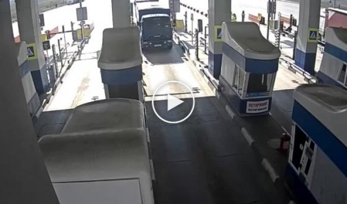 Водитель попытался избежать платы за проезд, пристав к другому грузовику