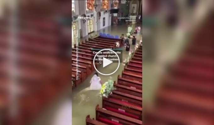 In the Philippines, a couple got married during a flood