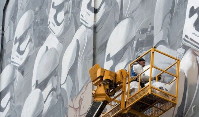 На стене одного из московских домов появилось граффити с имперскими штурмовиками из «Звёздных войн» (4 фото)