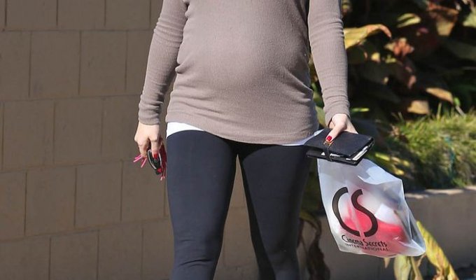 Огромный живот беременной Хилари Дафф (9 Фото)