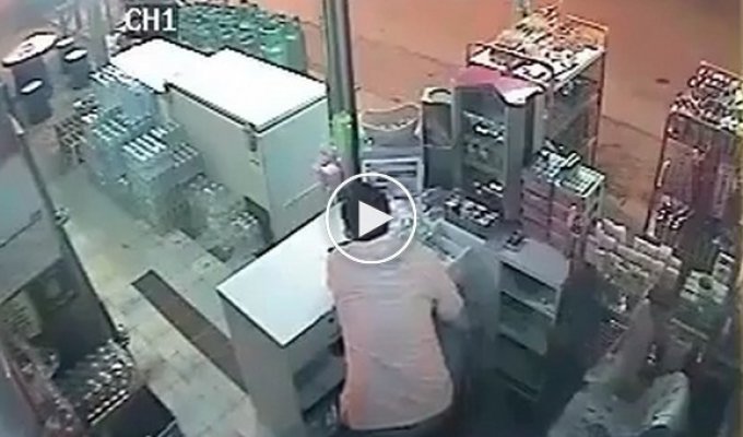 В Таиланде продавец магазина чудом спасся