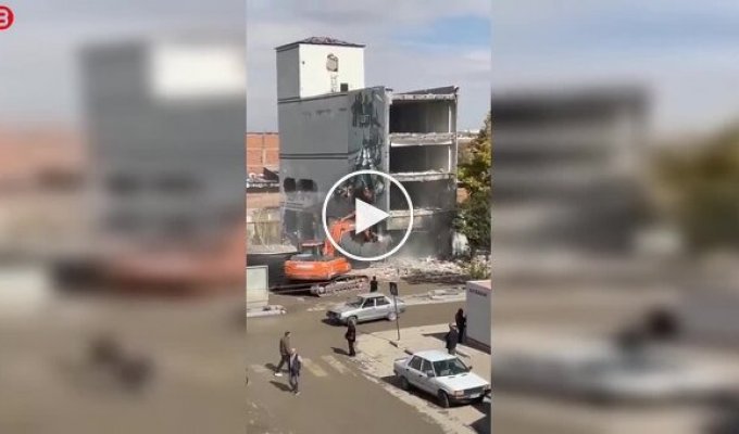 В Турции снос здания обернулся хаосом: обломки засыпали улицу