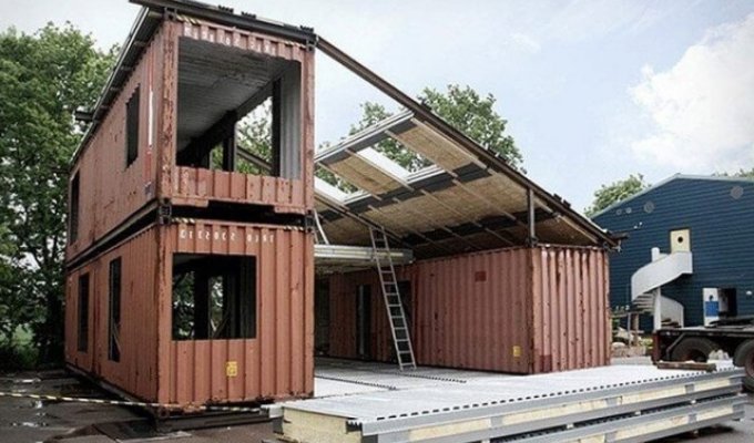 Современный и стильный дом из контейнеров (12 фото)