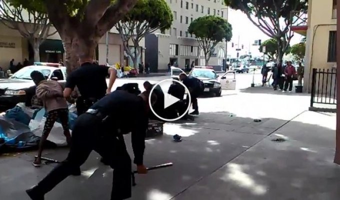 Полицейские Лос-Анджелеса застрелили бездомного (жесть)