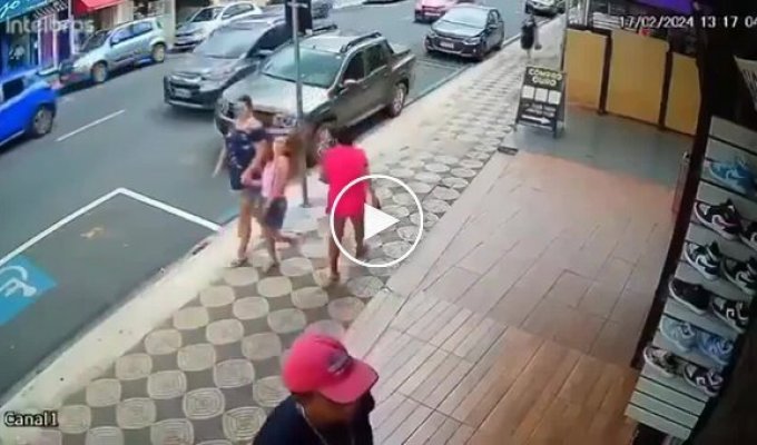 A woman hit a girl on the street for no reason