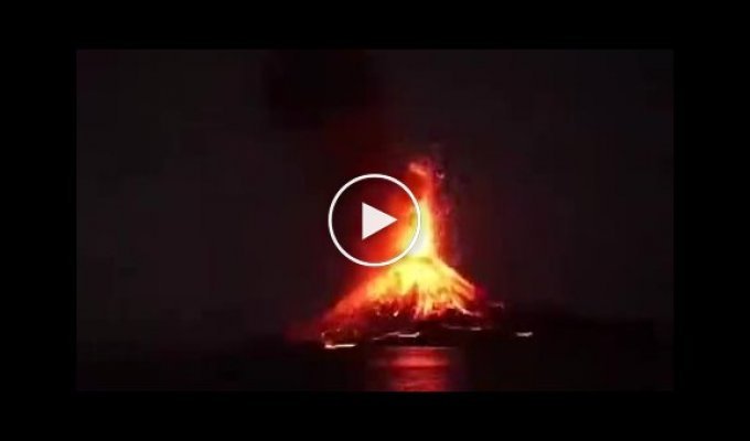 Началось извержение вулкана Анак-Кракатау