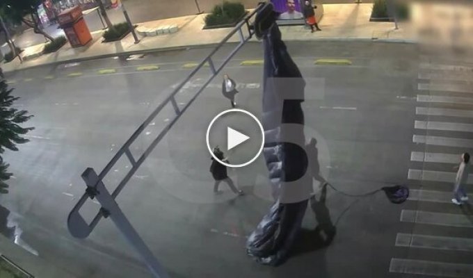 У Мехіко парашутиста зняли з міського світлофора