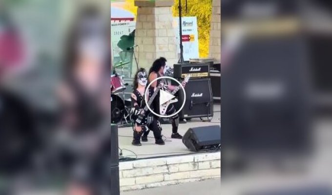 Виступ Mini Kiss