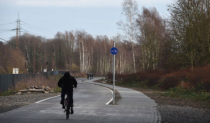 В Германии открыли первый участок 100-километрового автобана для велосипедистов (4 фото)