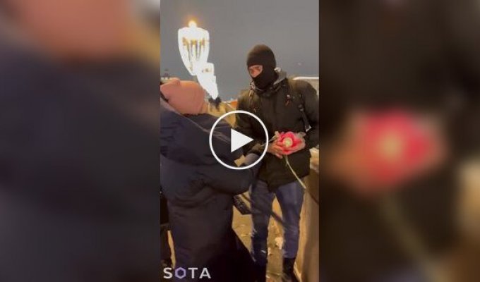 Незвичайний волонтер в масці, який бореться зі зрадниками батьківщини в Росії