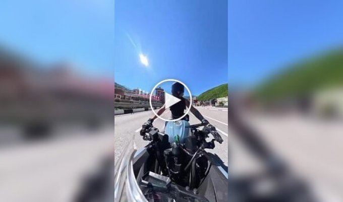 Две женщины на мотоциклах не поделили междурядье