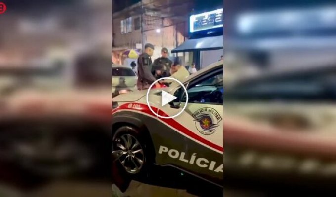 A police officer in Brazil hit a motorcyclist who violated traffic rules