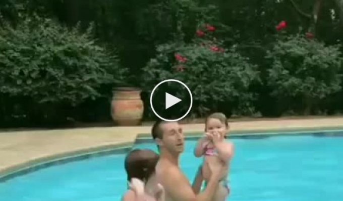 Папа в бассейне с дочками