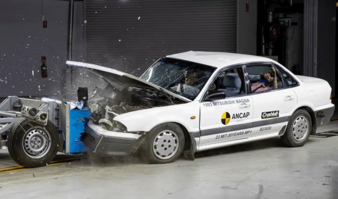 What if you crash an old car in a modern crash test? (4 photos + 1 video)