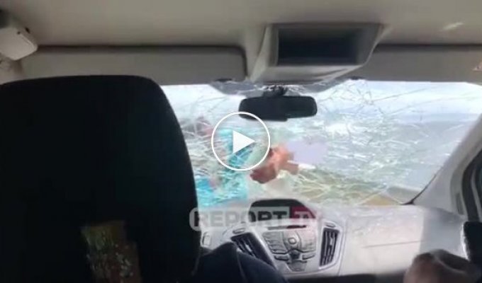 В Албании агрессивный ресторатор напал на автомобиль туристов, недовольных его едой