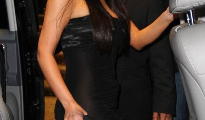 Ким Кардашиан в обтягивающем черном платье (9 фото)