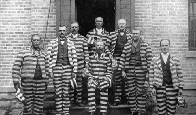 Почему арестанты раньше носили полосатую одежду? (5 фото)