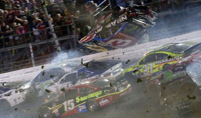 Гонщик NASCAR Остин Диллон попал в страшную аварию, отделавшись лишь ушибами (12 фото + видео)