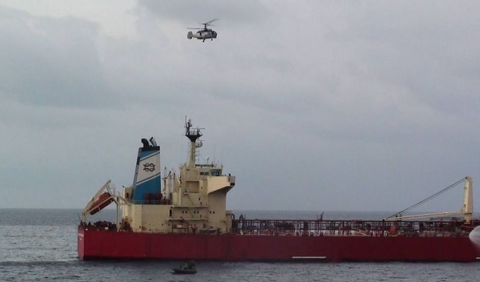 Освобождение захваченного танкера (70 фото)