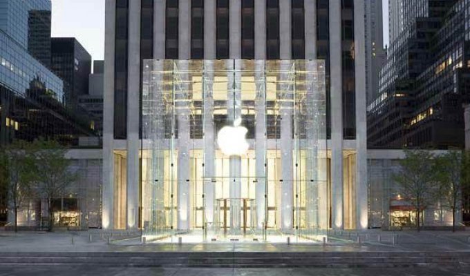  Фотографии с открытия нового круглосуточного магазина Apple.