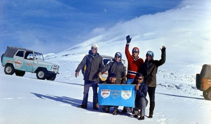 Только вверх, только вперед: как "уазики" поставили мировой рекорд по альпинизму (15 фото)