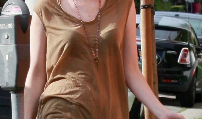 Эмма Робертс в прозрачной футболке (16 Фото)