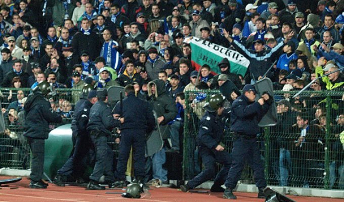  Как в Болгарии на матче Левски-Вердер дверь выломали (10 фото)