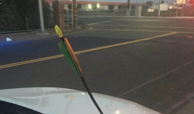 Женщина остановилась на светофоре, когда в капот её машины прилетела стрела (3 фото)