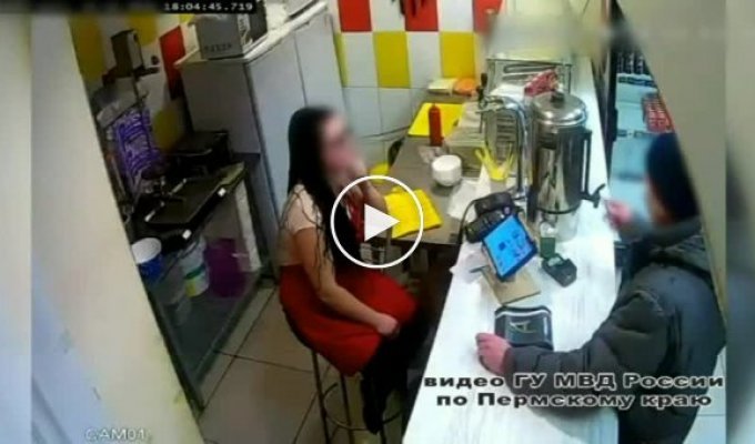 В Перми посетитель опрокинул термопот с кипятком на девушку когда та отказала ему дать поесть бесплатно
