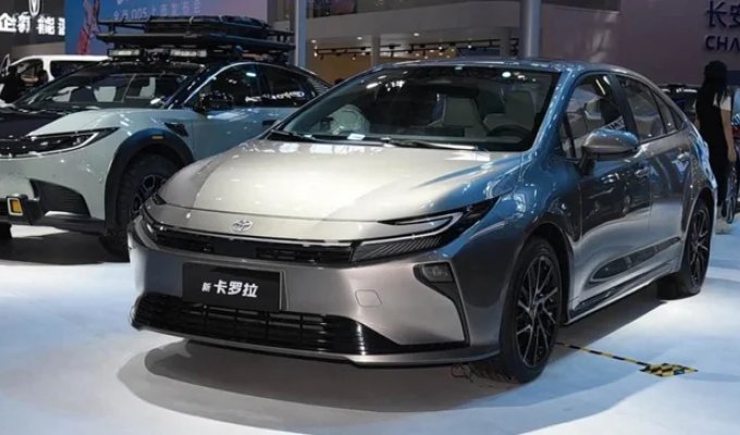 Toyota Corolla получила новую внешность, но пока только для Китая (25 фото)