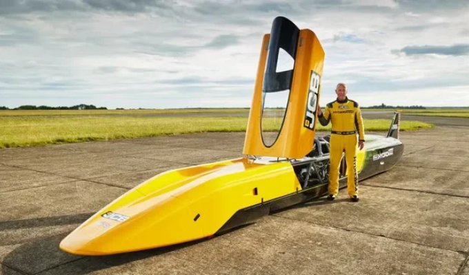 Tractor manufacturer aims to break the speed record for hydrogen-powered vehicles (3 photos)