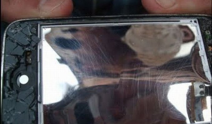 Розбиті телефони iPhone (23 фото)