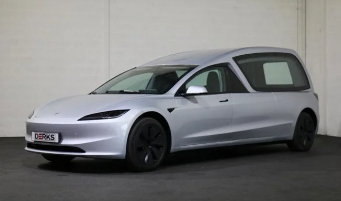 Гроб на колёсиках. Tesla Model 3 превратили в катафалк (11 фото)