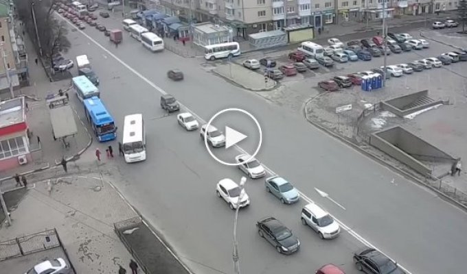В Белгороде два мужика вытащили парня из автобуса и избили за розовый цвет волос