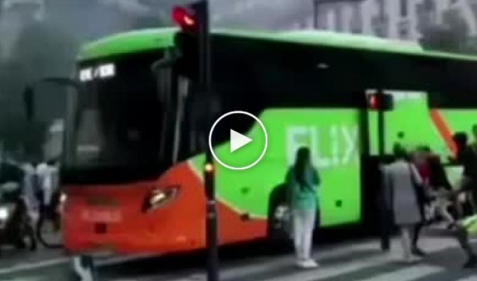 Во Франции толпа ограбила туристический автобус
