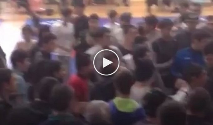 Массовая драка болельщиков на борцовском турнире в Дагестане