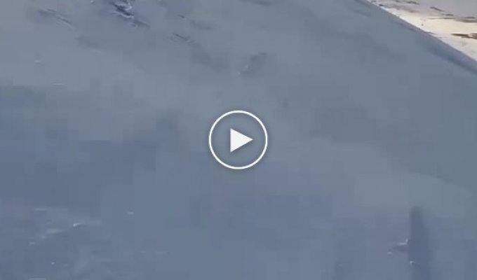 Скатился на сноуборде по склону извергающегося вулкана Эбеко на Курилах