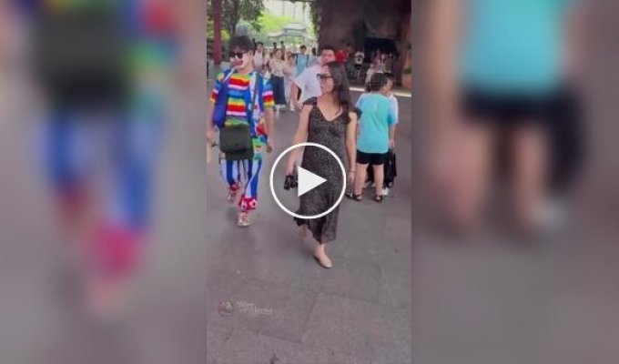 Уличный клоун развлекает прохожих