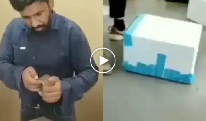 Сотрудник по упаковке коробок, покажет как быстро упаковать для отправки