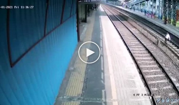 Полицейский вытащил индийца с путей за мгновение до прибытия поезда